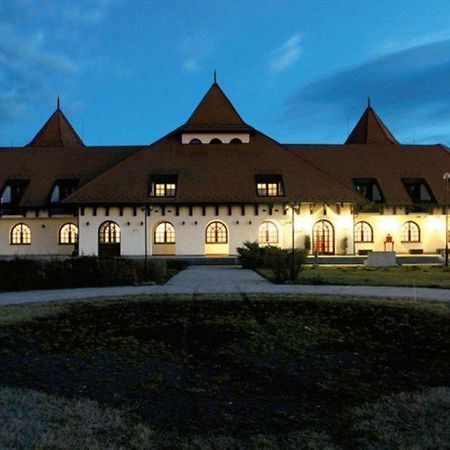 Hortobagy Club Hotel エクステリア 写真
